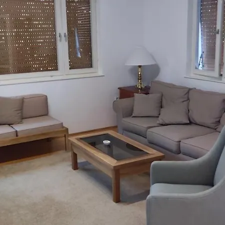 Apartment Lovely 2-bedroom Apt With Free Parking & Wifi *