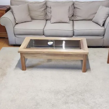 Lovely 2-bedroom Apt With Free Parking & Wifi *