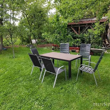 Apartment Lovely 2-bedroom Apt With Free Parking & Wifi